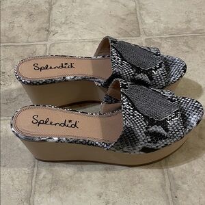 Splendid Black and Gray Snake Pattern Wedges